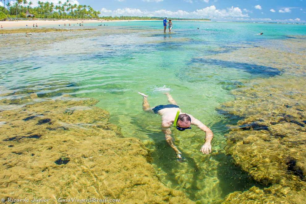 Imagem da piscina natural da Praia de Taipu de Fora.